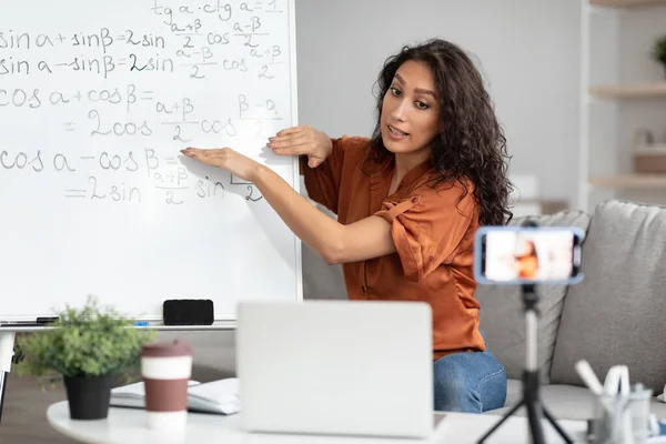 Matematika tanár bemutató tábla, hogy virtuális előadás a diákok — Stock Fotó