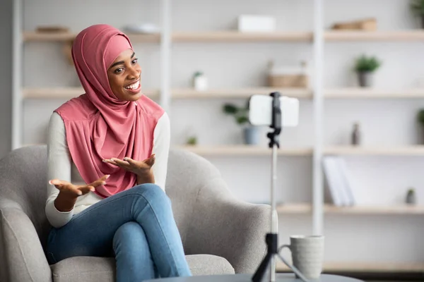 Influenciador musulmán. Mujer negra en Hijab capturando contenido de video para su blog — Foto de Stock