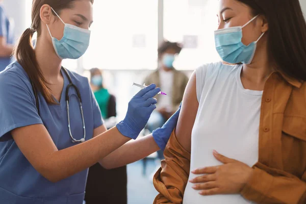 Orvos készíti Coronavirus Vakcina injekció terhes nő kórházban — Stock Fotó