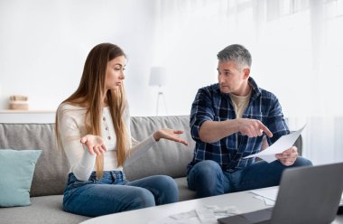Orta yaşlı evli çift masrafları hesaplıyor, evde ekonomik krizden muzdarip. Aile bütçesi kavramı