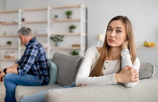 Reifes Paar sitzt nach Streit auf Couch, fühlt sich beleidigt, spricht nicht miteinander, hat Beziehungsprobleme — Stockfoto