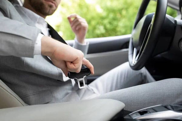 Mão masculina prende cinto de segurança no carro. Fivela de cinto de segurança enquanto sentado dentro do carro antes de dirigir — Fotografia de Stock
