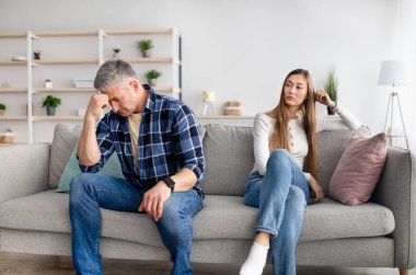 Orta yaş krizi ve aile çatışmaları. Olgun bir adam ve karısı evde kavga ettikten sonra strese girerler.
