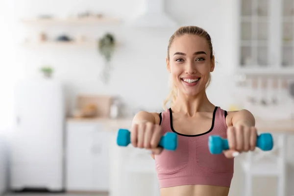 Motion för biceps, handträning hemma, viktminskning, hålla sig i form och nya normala — Stockfoto