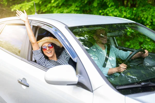 Aufgeregt junge Dame genießt Autofahrt mit ihrem Freund — Stockfoto