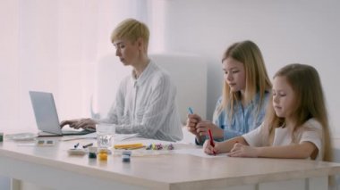 Serbest Çalışan Anne, Kızlar Evde Çizim Yaparken Bilgisayarda Çalışıyor