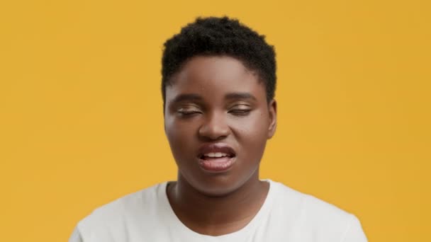 Bored Overweight African American Lady Rolling Eyes Grimacing, fondo amarillo — Vídeos de Stock