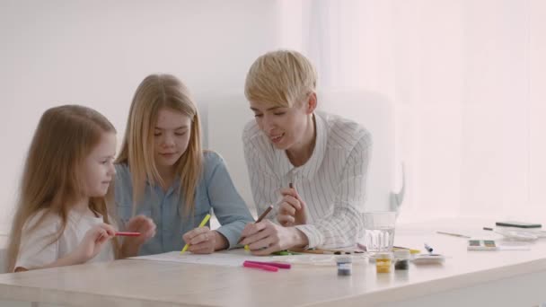 Felice madre e due figlie disegno trascorrere del tempo a casa — Video Stock