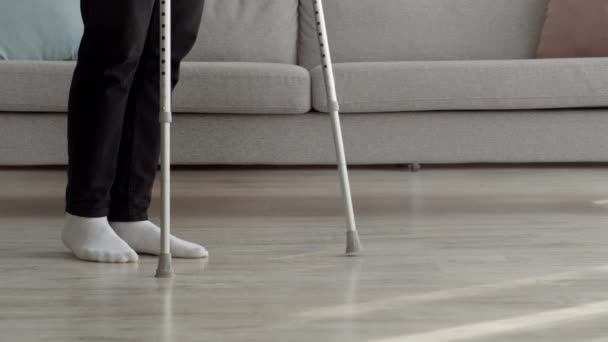 Homme méconnaissable marchant avec des béquilles pendant la réadaptation après une blessure intérieure — Video