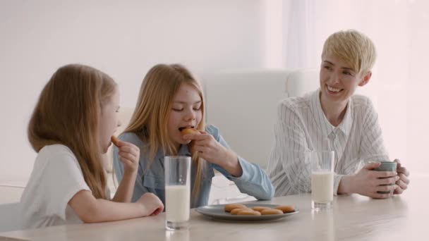 Familie genießt Mittagessen, Mutter und Töchter essen Kekse in der Küche — Stockvideo