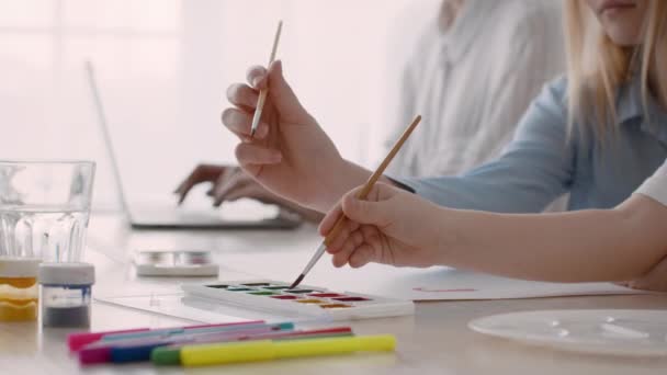 Töchter zeichnen, während die freiberufliche Mutter am Laptop im Haus arbeitet, Nahaufnahme — Stockvideo