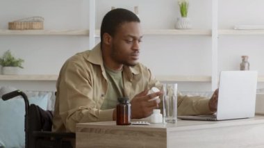 Engelli Siyahi Adam Evinde İlaç Şişesi Tarama İnterneti