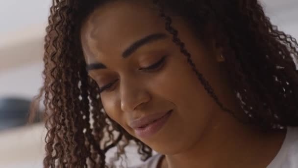 Close up retrato de bela jovem afro-americana fazendo pastelaria em casa, tocando seu rosto com o dedo farinhado — Vídeo de Stock