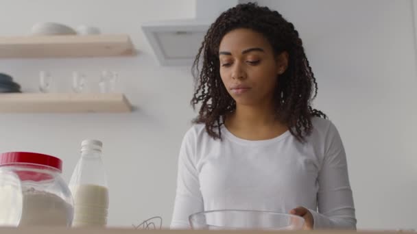 Práce v kuchyni. Mladý africký americký dáma vaření pečivo, přidání mléka do těsta, zpomalený film — Stock video