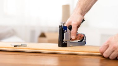 Tanımlanamayan Marangoz Staple Gun kullanıyor Kapalı alanda mobilya yapıyor, Panorama