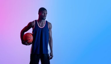 Havalı siyahi basketbolcu spor kıyafetleri içinde topu tutuyor ve boş alana bakıyor neon ışıkta, afiş tasarımında