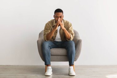 Gri Duvarın Üzerinde Oturan Sorunları Düşünen Hüsrana uğramış Afrikalı Adam