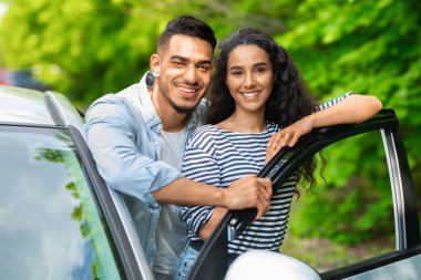 Çekici çok ırklı aşıklar kırsala araba yolculuğunun keyfini çıkarıyorlar.