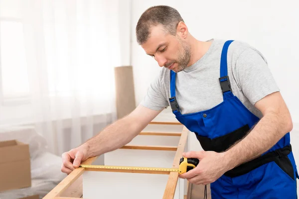 木造棚組家具室内測定全般における男性労働者 — ストック写真