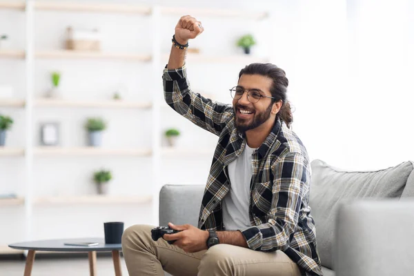 Emocional hombre de Oriente Medio jugando videojuegos en casa — Foto de Stock