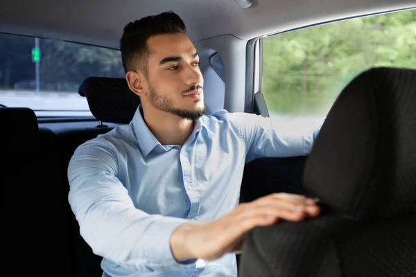 Schöner arabischer Geschäftsmann fährt mit dem Taxi ins Büro — Stockfoto