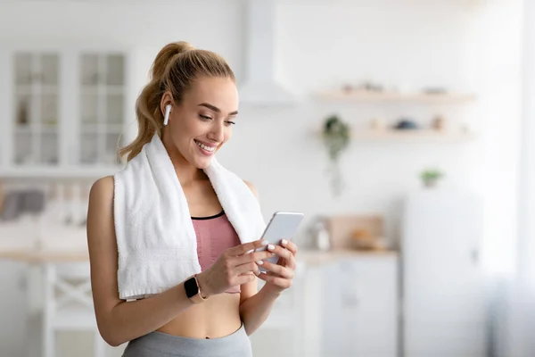 Dispositivos modernos para deportes, pérdida de peso, fitness, pilates y entrenamiento en casa, covid-19 —  Fotos de Stock