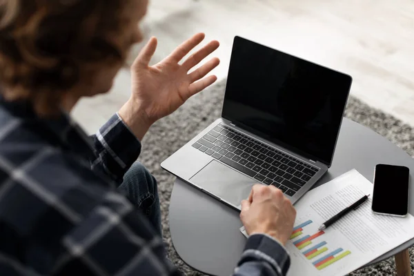 Homme faisant appel vidéo sur ordinateur portable avec écran blanc, vue arrière — Photo