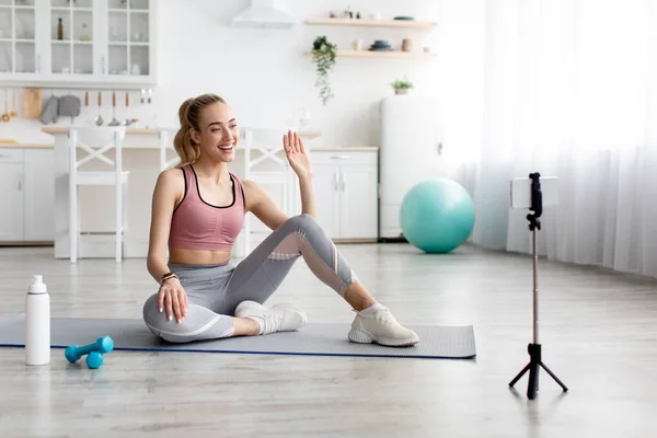 Moderno blogger de fitness graba video de entrenamiento con control remoto de clase en línea — Foto de Stock