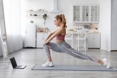 Çevrimiçi sınıf eğitimi, evdeki modern egzersizler, covid-19 tecrit.