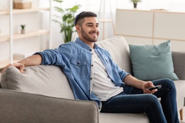 Neşeli Yahudi adam haftasonunu televizyon izleyerek geçiriyor.