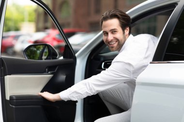 Olumlu yüz ifadesi, başarılı satın alma, kiralama ve test sürüşü