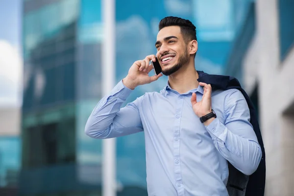 Empresario musulmán feliz volviendo a casa del trabajo, hablando por teléfono celular —  Fotos de Stock