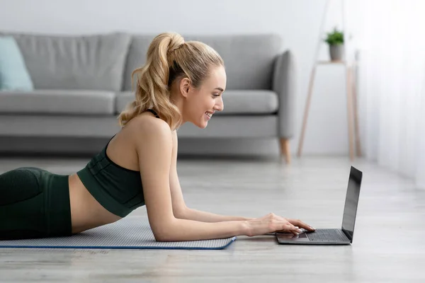 Moderne trainer of fitness blogger chat in sociale netwerken, werken op afstand en online les kiezen — Stockfoto