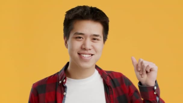 Schön asiatisch jung mann dancing sing having spaß, gelb hintergrund — Stockvideo