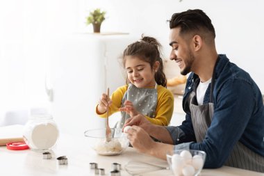 Küçük Arap kız babamla mutfakta yemek pişiriyor, Kurabiye hazırlıyor.