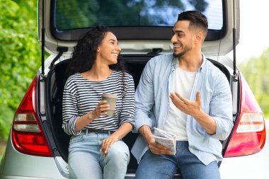 Tasasız, çok ırklı bir çift araba yolculuğunda mola veriyor.