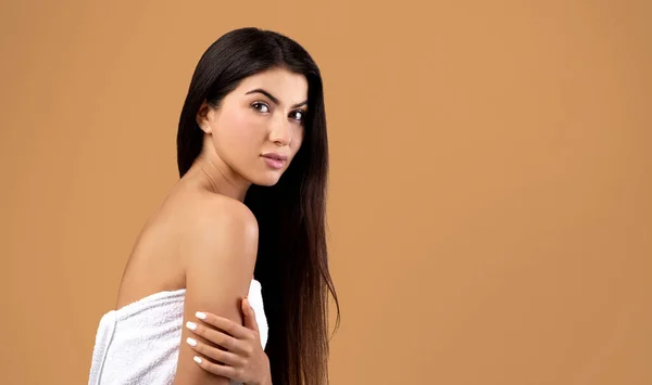 Portrait de beauté d'une jolie femme arménienne à la peau lisse et aux longs cheveux noirs sur fond brun, panorama — Photo