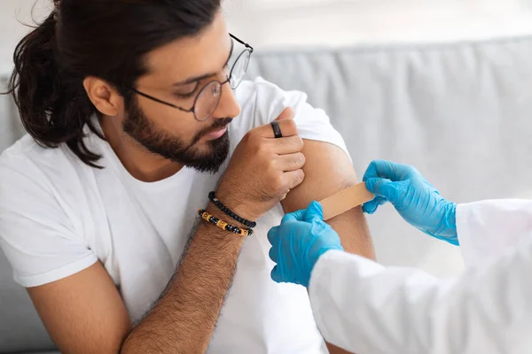 Joven hombre de Oriente Medio recibiendo un disparo contra el coronavirus —  Fotos de Stock