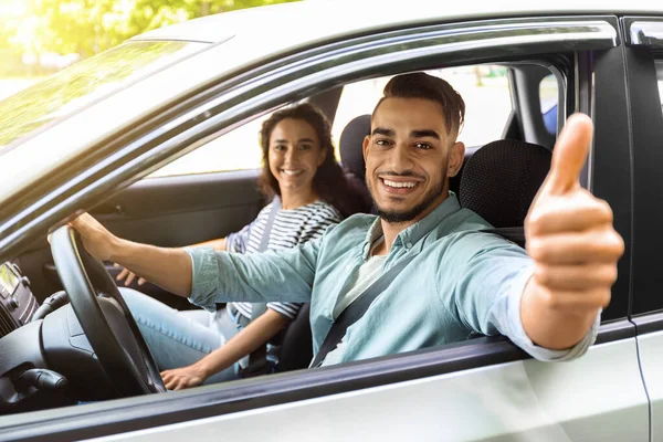 Schön arabisch kerl sitzen drinnen auto mit golfriend — Stockfoto