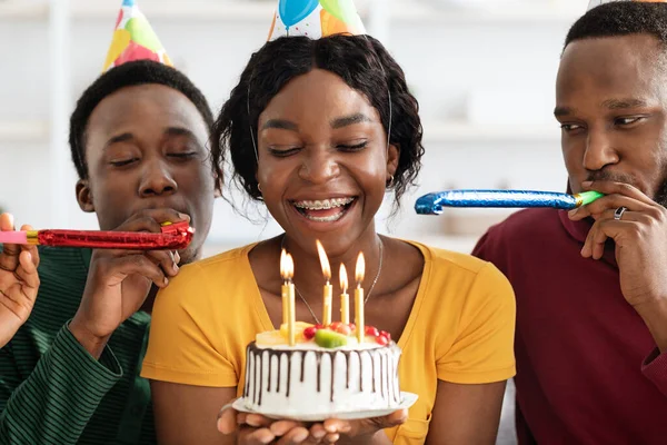 Mutlu siyah kadın elinde mumlarla doğum günü pastası tutuyor. — Stok fotoğraf