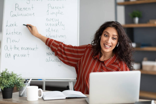 English teacher showing explaining grammar rules to students online
