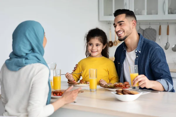 Evde öğle yemeği. Genç Müslüman Aile Mutfakta Lezzetli Yemekler Yiyiyor — Stok fotoğraf