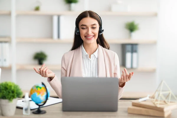 Manajer Lady Video Calling Berbicara ke Laptop Memakai Headset di dalam ruangan — Stok Foto