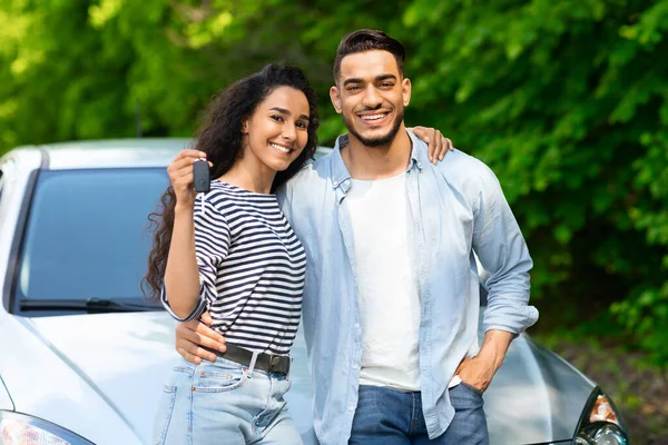 Feliz joven pareja de oriente medio mostrando la llave del coche — Foto de Stock