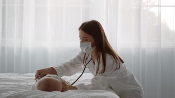 Pediatra com estetoscópio fazendo check-up para bebê infantil em casa — Vídeo de Stock