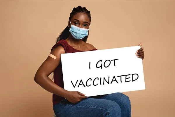 African american lady showing placard with I Got Vaccinated text — Stock Photo, Image