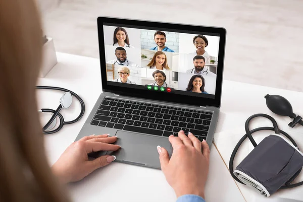 Lekarz Korzystanie Laptop Video Calling having Medical Conference Online Indoor — Zdjęcie stockowe