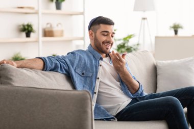 Cep telefonunda ses asistanı kullanan Yahudi 'nin portresi.