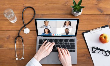 İçerideki Çeşitli Meslektaşlar Aranıyor Kadın Doktor Videosu Görünümünün Üzerinde