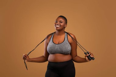 Stüdyoda Zıplayan İp Poz Veren Genç Siyah Kadın